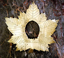 Picture frame Canadian Maple leaf, engraved Vimy-Ridge- 7-9 Apr 1917.&nbsp; Horseshoe around the picture hole