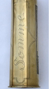 At the back of the shell is engraved in vertical SOMME in a frame. Top with pointy cutout