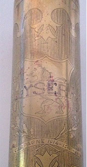 YSER in front of LION OF FLANDERS in a shield. Ribbon engraved "Campagne de 1914-15-16-17". Wreath of oak leaves on a zig-zag background.