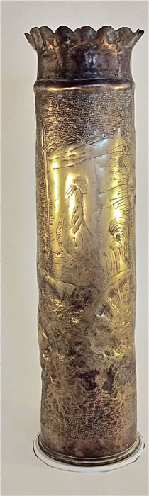 Shell&nbsp; with the Gallic Rooster standing on the barrel of a 75mm field gun. billowing flag, muddy grounds. Pie crust top.