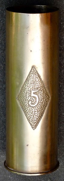 Shell with 5th Division insignia : number 5 in a diamond shape medaillon.
