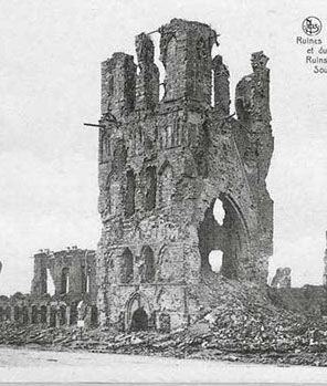 The postcard shows the center part of the medieval building as ruins