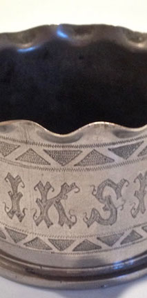 Shell engraved DIKSMUIDE. Elaborate calligraphy in a zig-zag work.