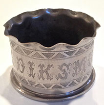 Shell engraved DIKSMUIDE. Elaborate calligraphy in a zig-zag work.