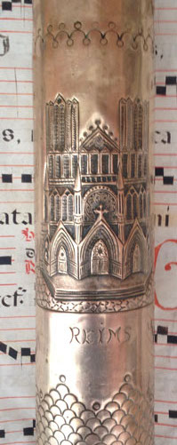 Shell&nbsp; with Reims Cathedral front part engraved and darkened for a 3D effect. Scale pattern around base.