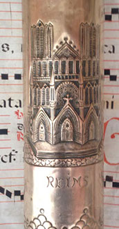 Shell&nbsp; with Reims Cathedral front part engraved and darkened for a 3D effect. Scale pattern around base.