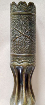 &nbsp;Cross rifles&nbsp; of the 139 [Inf. Rgt] letters U S, M[achine] G[un], engraved on a field of stars. Body fluted, top scalloped.