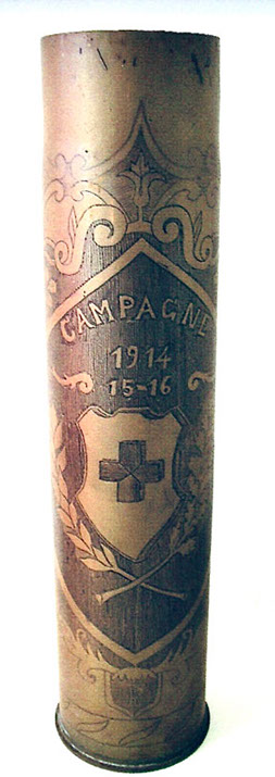 Shell engraved Campagne 1914-15-16. Central medallion with a cross, flanked by two palms. Leafy garland around.