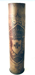 Shell engraved Campagne 1914-15-16. Central medallion with a cross, flanked by two palms. Leafy garland around.