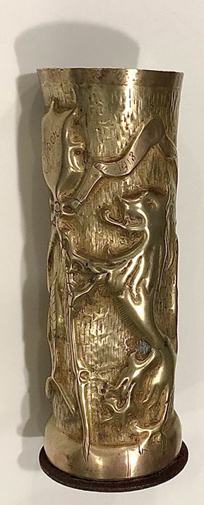 Shell with an heraldic Lion of Flanders holding a banner envraved Yser. Long ribbon engraved War 1914-15-16-17-1918 Peace.