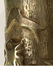 Shell with a long ribbon with Orlog [war] 1914-15-16-17-1918 Vrede [peace]. Leafy branch on a dashed background.