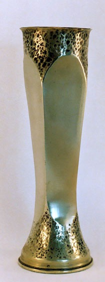 Shell with sides flattened to a square section and polished .Top and bottom with dots for a contrast effect.