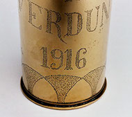 Shell ON NE PASSE PAS - VERDUN 1916, lower bnd of intertwined half-circles in stippling technique.