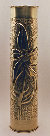 Back of the shell with a large flower n an embossed and varnished background.