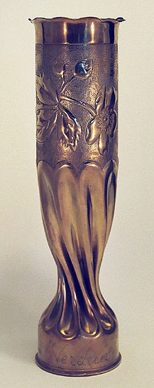 Shell with a garland of flowers, highly fluted and twisted. Engraved Verdun. Speckled background.