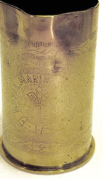 Shell Royal Marine Artillery. Insignia : Fouled anchor with two flaming bombs. Garland of leaves engraved in zig-zag work.