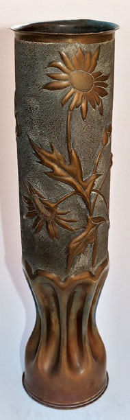 Shell Varennes embossed with two oxeyes daisies at the back