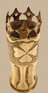 Shell four-leaf clover with top in spade serrated design.